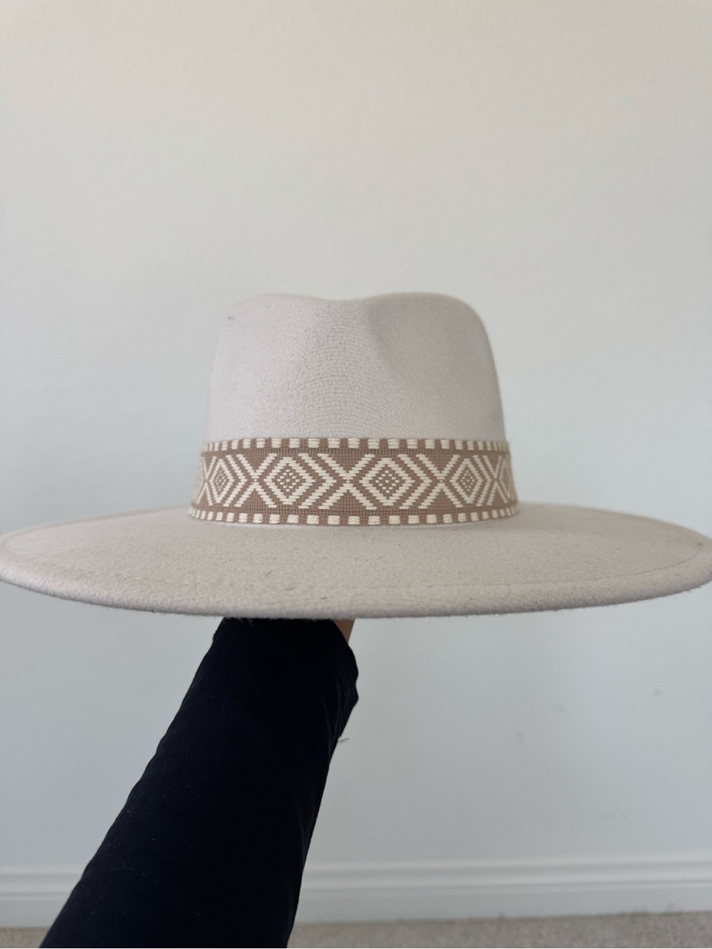 Wide-Brim Felt Fedora Hat in Cream with Patterned Band